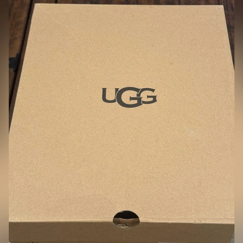 UGG new ships